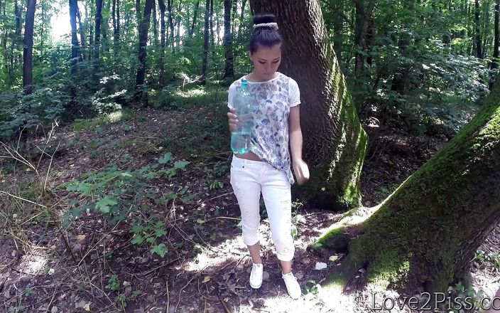 Love 2 Piss: Sikanie w lesie