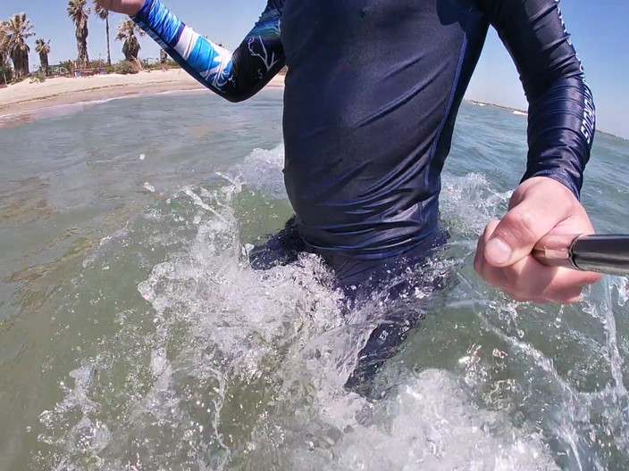 Cool Body: Surfař je vztyčen v jeho Lycrě pro potěšení lidu