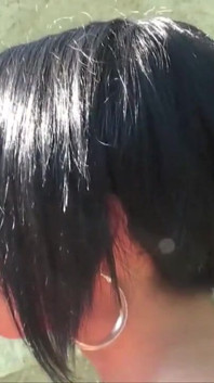 Lesbianas lamiendo coño consolador jugando en el baño