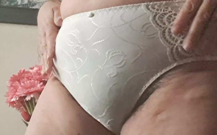 Mommy big hairy pussy: 穿内裤和成熟的身体触摸