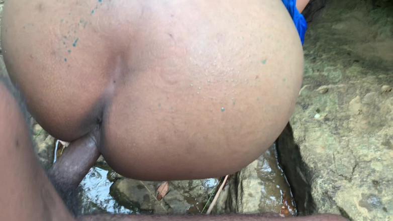 Nuragee: Queet raja untuk mandi dan hutan meneteskan air ke dia...