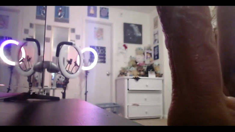 Alli Anderson: マイファンでのストリーミング