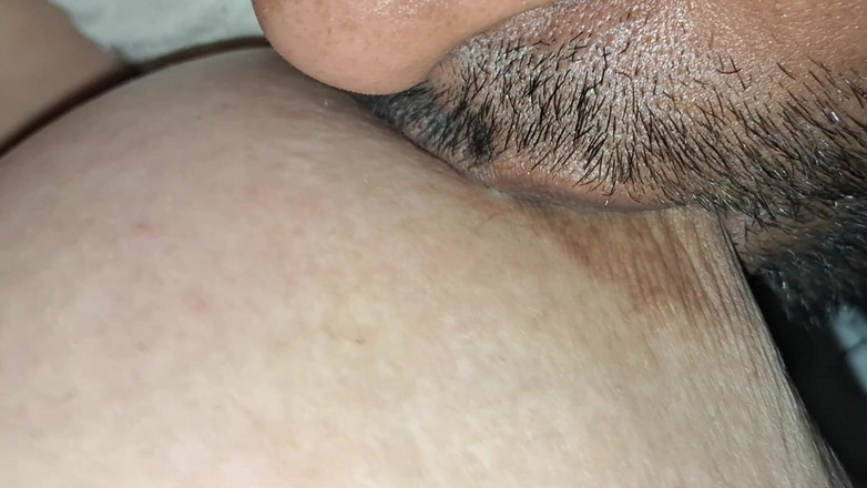 Catchybusty: Besoin urgent de sucer du lait de nuit
