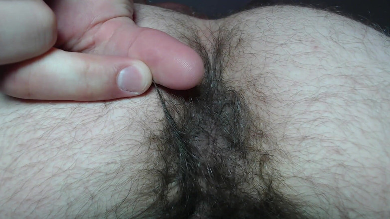 Hunky time: Bolas de pau e bunda peluda de peidos