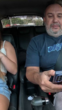 Minas Gerais'ten Estela Silva, otostop çekiyorken götüne sokuyor