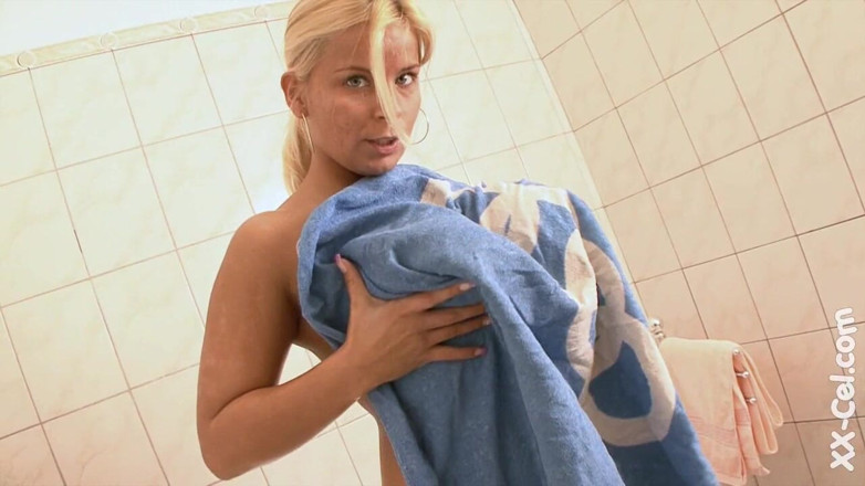 XX-Cel: Gebräunte Vollbusige Blondine, Kühlt Sich in Der Dusche Ab