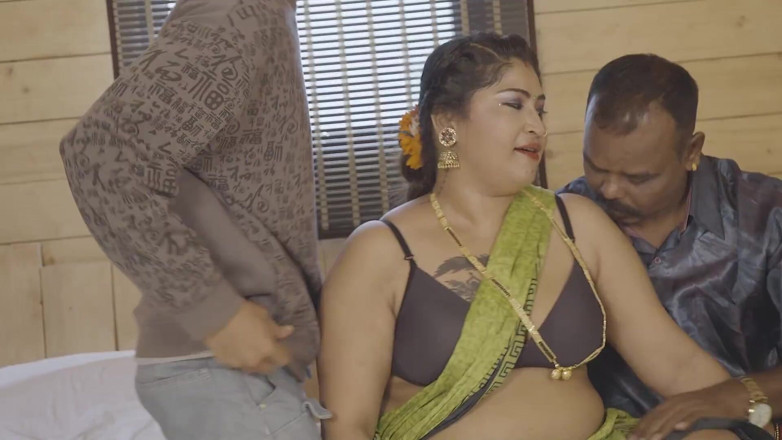 My desi wife: Padrastro y su hijo follan sus sexy tetonas kambalibi