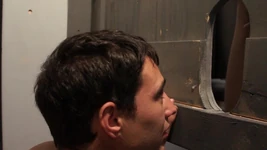 글로리홀에서 자지를 빨아주는 씬 1 Twink