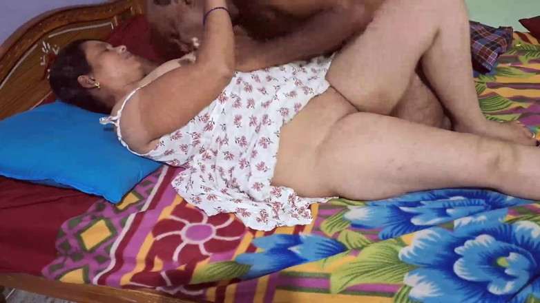 Sexy sindu: 內射印度牛仔女騎乘 吸乳頭吃嫩穴