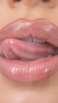 Dekorativní zkouška s malým ptákem