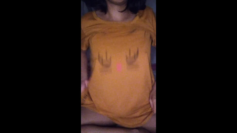 Indian Senu: インドのデジの女の子がおっぱいを触り、オナニーするマンコを見せる