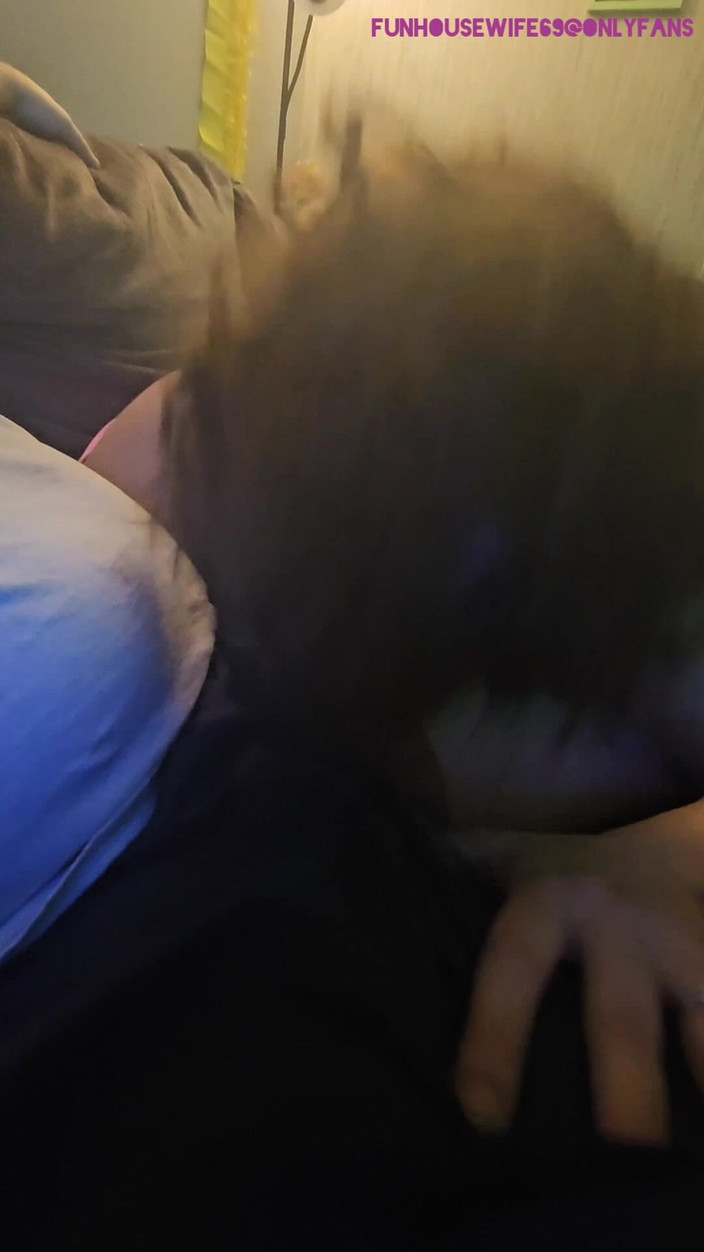 Funhousewife69: Powiedział mi, żebym ssał jego kutasa, więc to zrobiłem