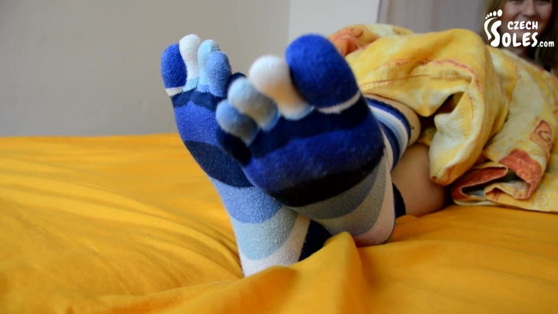Czech Soles - foot fetish content: 脚趾袜子在床上挑逗