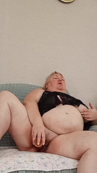 Schoonmoeder met een grote kont en een dildo in haar poesje