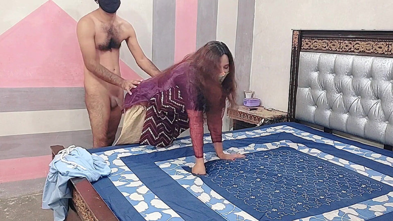 Pakistani CoupleX: Bhabhi curăța camera, fratele vitreg a făcut-o o nouă servitoare și...