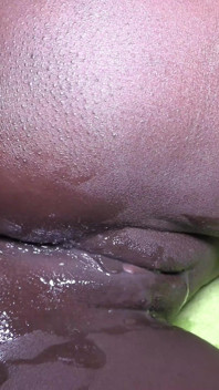 Bubbelkont strakke kut neemt een grote pik en een grote lading sperma