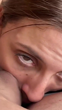 Ich rodzice byli w domu, ale chciała, żebym spuścił się w jej usta! POV Sex oralny