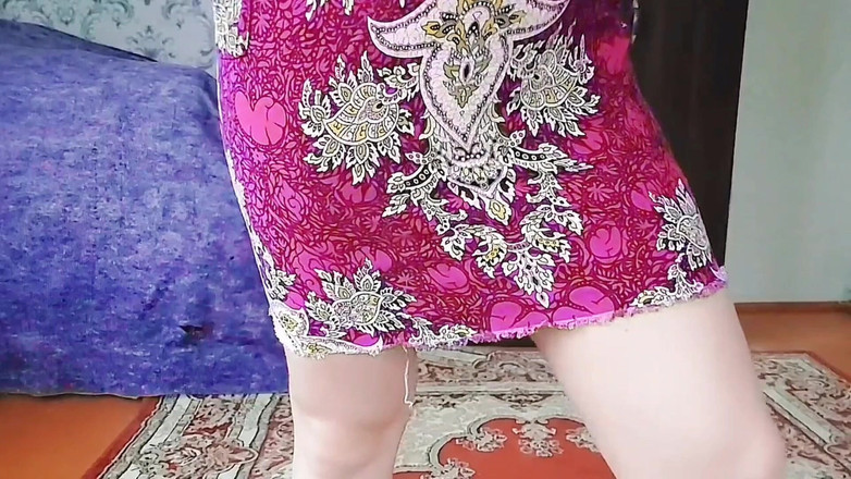 Kitty_Cross: Une tapette sexy bouge son corps lentement pour séduire tout...