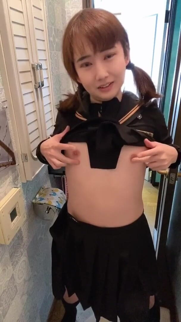 MinamiCrossdresser: La belle-fille d'un homme à deux queues éjacule dans la salle de...