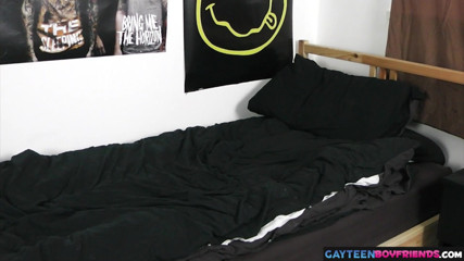 Gay Teen Boyfriends: Ce jumelle déjanté adore jouer avec la bite de son...