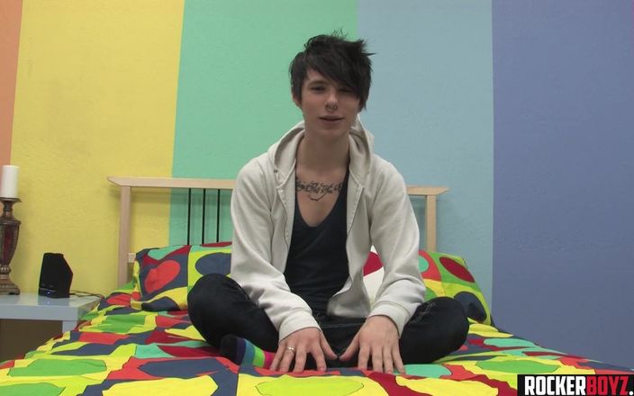 Rocker Boyz: Emo Twink à grosse bite se branle et suce une éjac