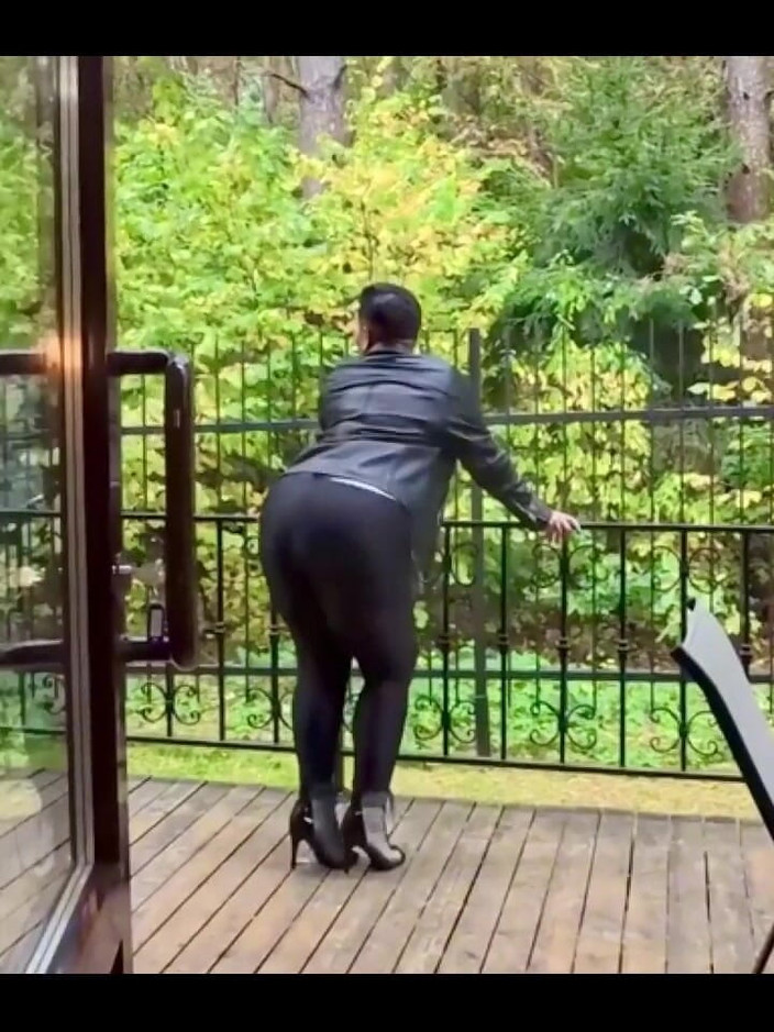 KarmenMilf: 新视频即将发布