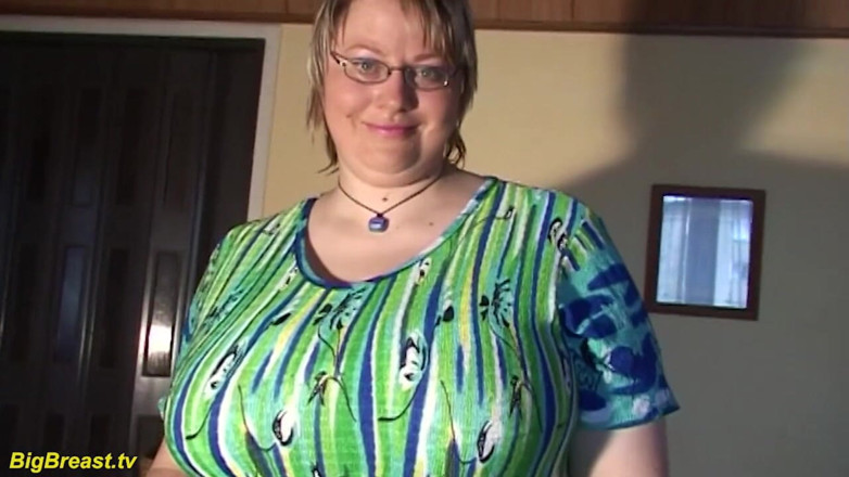 Big Breast: Owłosiona krzew gospodyni domowa naoliwiła swoje ekstremalne potworne cycki