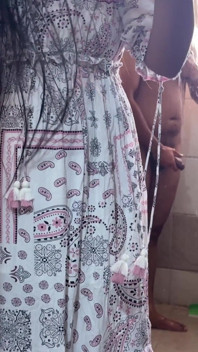 Hijastro vio a la milf Saara desnuda después de la ducha y no pudo mantener lejos su polla de su coño mojado