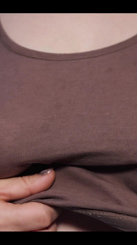 Saya menyentuh tetek besar semula jadi saya melalui T-shirt saya