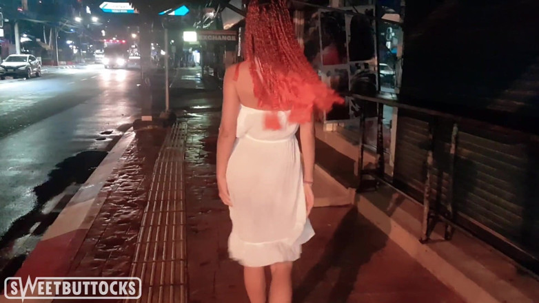 SweetButtocks: Cute teen mostra tette e figa all'aperto - sensuale solista