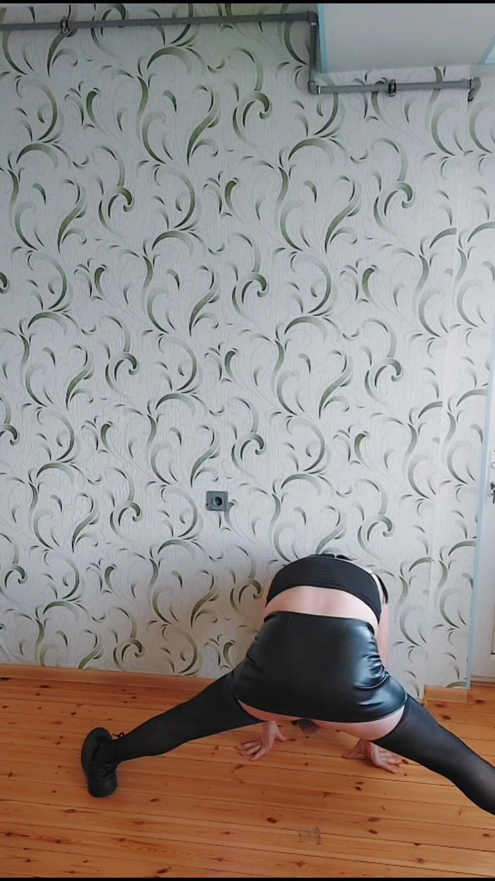 Kitty_Cross: 가죽 스커트와 핫한 스타킹을 입은 예쁜 고딕 공주 펨보이