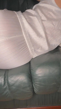 녹색 가죽 소파의 흰색 Satin Pajama의 원거리