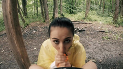 YSP Studio: Černá Lynn ve žluté pláštěnky saje ptáka v lese - venkovní kouření...