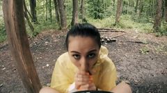 YSP Studio: Černá Lynn ve žluté pláštěnky saje ptáka v lese - venkovní kouření...