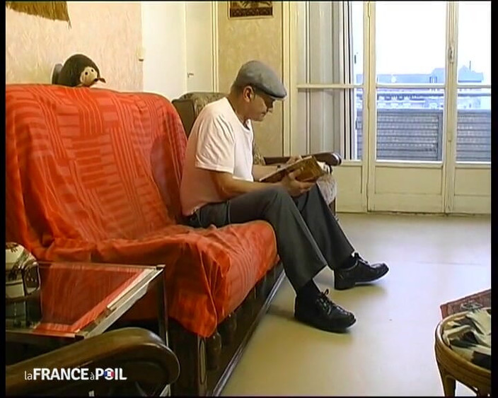 Rue Chaude: Papi, ev yardımını parçalamak için destek istiyor.