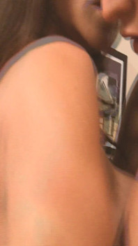 Milfs são cena quente 4: linda peituda morena milf gosta do pau da amiga