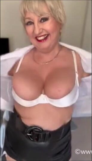 Lorna Blu: Sekreterin meme sürprizi