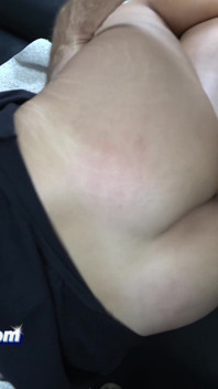 Haar kleine kont klapt terwijl masseur haar strakke poesje neukt