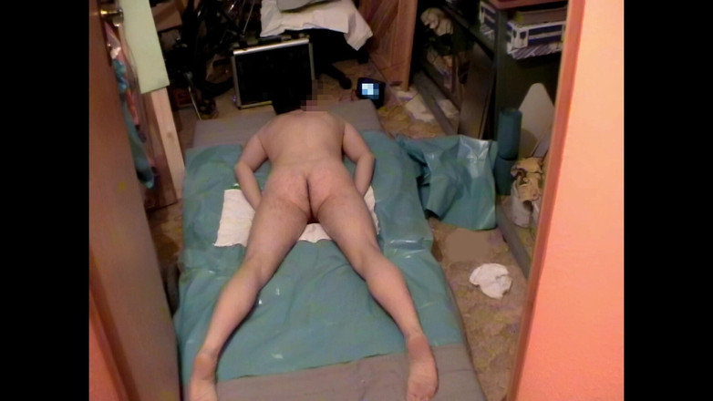 Mark Hannes: Nahá masturbace hump v hobby dílně