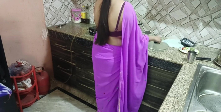 Saarabhabhi6: Hindi seksverhaal rollenspel - Desi Indische stiefmoeder verrast haar stiefzoan Op...