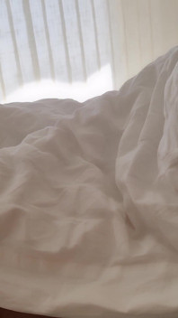 Suami sange ini muasin memek istrinya pakai sperma hangat - close up