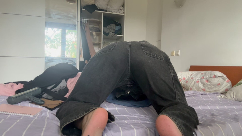 NipsAndStrips: Läder farts med jeans pruttar