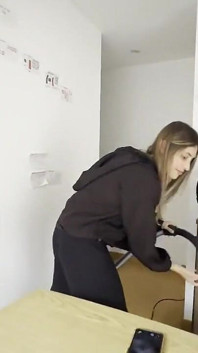 従業員が家に掃除機をかけているのを見ると興奮し、だからこそ彼女と一緒にハサミをしたり、彼女のコーンを食べたりすることになります。