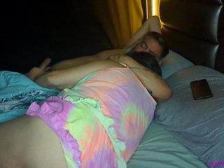 BBW Pleasures: 胖女人妻在睡前给老公撸管