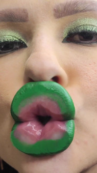 Rossetto verde lucido paffuto bimbo bacia 4k ultra HD