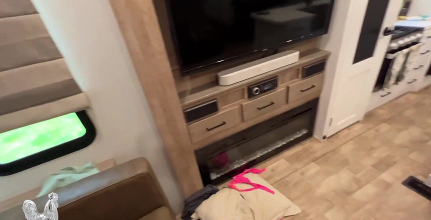 Jane Cane: Chantageando minha madrasta para me levar ao pornô