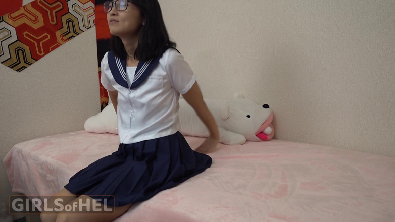 Girls of Hel: 饥渴的亚洲学生玩她最喜欢的玩具 - 真正的高潮