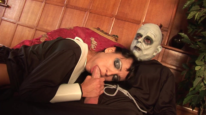 Very hot hardcore: 万圣节狂欢以鸡巴吮吸和骑乘开始