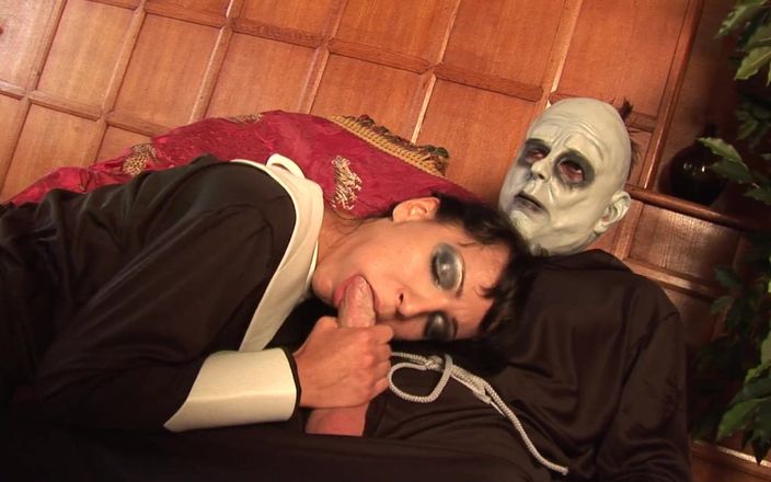 Very hot hardcore: Orgia de halloween começa com chupando pau e cavalgando