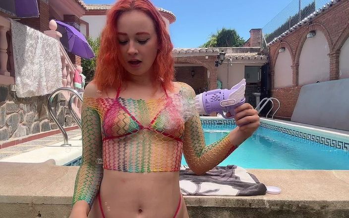 Sheryl X Sinclair: Yakındaki havuzda balon makinesiyle eğleniyor